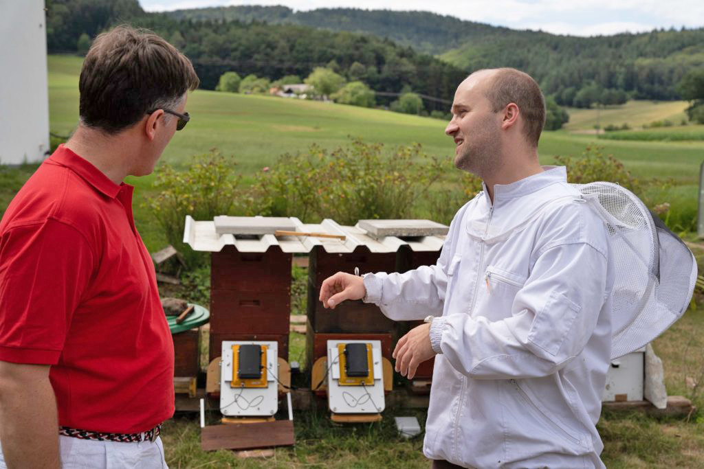 Tracking system for beehives